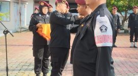 Karutan Karimun Arjiunna menyematkan tanda operasi kepada petugas. FOTO: Humas Rutan Karimun
