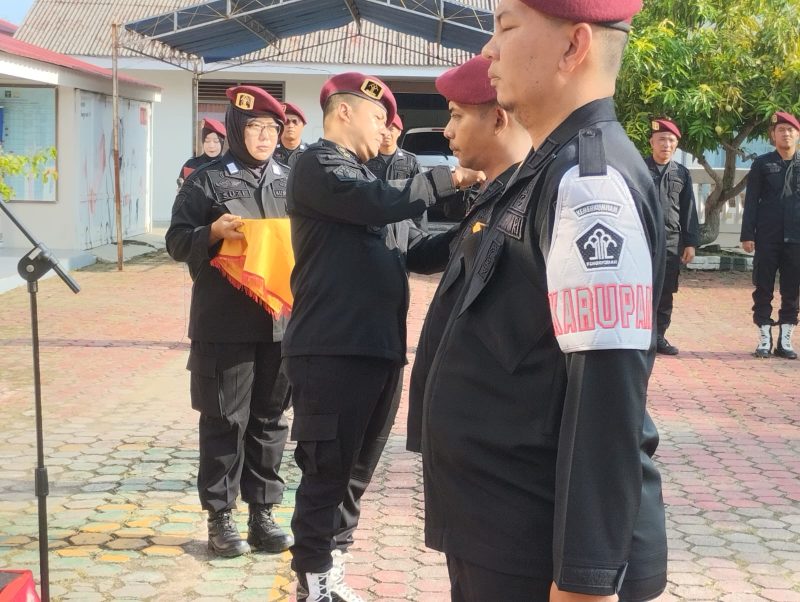 Karutan Karimun Arjiunna menyematkan tanda operasi kepada petugas. FOTO: Humas Rutan Karimun