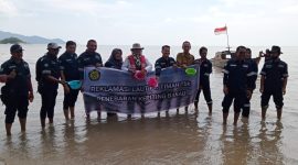 PT Timah Tbk Lakukan Restocking Kepiting di Pulau Kundur. Foto: Humas PT Timah