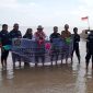 PT Timah Tbk Lakukan Restocking Kepiting di Pulau Kundur. Foto: Humas PT Timah