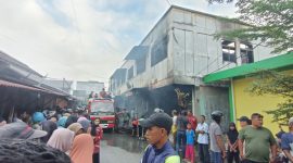 Peristiwa kebakaran yang menghanguskan 8 Unit Ruko di Kundur. Foto: Dokumen Polisi