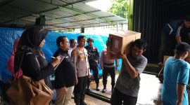 Proses pemindahan Surat Suara ke Gudang Logistik KPU Karimun. Foto: KPU Kabupaten Karimun