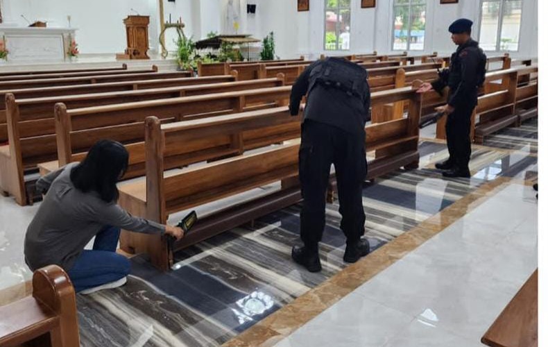 Tim Khusus Unit Penjinak Bom (Jibom) Satuan Brimob Polda Kepri diterjunkan melakukan sterilisasi di enam gereja di wilayah Kabupaten Karimun, Minggu, 24 Desember 2023. Foto: Humas Polres Karimun