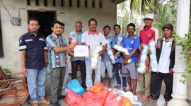 PT Timah Tbk kembali menyerahkan bantuan jaring untuk kelompok nelayan KUB Sungai Daud Mengkuse Desa Sawang Selatan Kecamatan Kundur Barat guna meningkatkan hasil tangkapan nelayan di Kundur.  Foto: Humas PT Timah
