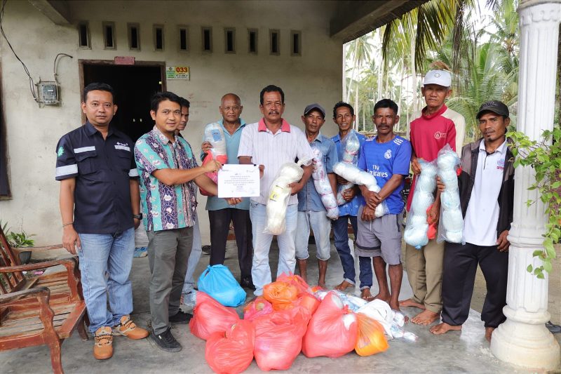 PT Timah Tbk kembali menyerahkan bantuan jaring untuk kelompok nelayan KUB Sungai Daud Mengkuse Desa Sawang Selatan Kecamatan Kundur Barat guna meningkatkan hasil tangkapan nelayan di Kundur.  Foto: Humas PT Timah