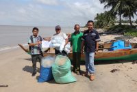 KUB Bintang Timur Bersinar Mukalimus Terima Bantuan Jaring dari PT Timah Tbk, Nelayan Berharap Bisa Tingkatkan Hasil Tangkapan. Foto: Istimewa