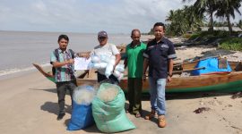 KUB Bintang Timur Bersinar Mukalimus Terima Bantuan Jaring dari PT Timah Tbk, Nelayan Berharap Bisa Tingkatkan Hasil Tangkapan. Foto: Istimewa