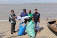 KUB Titihan Muhibah, Kelurahan Sawang, Kecamatan Kundur Barat, Kabupaten Karimun menerima bantuan jaring dari PT Timah Tbk. Bantuan alat tangkap ini diharapkan dapat meningkatkan hasil tangkapan nelayan. Foto: Humas PT Timah