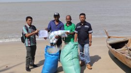 KUB Titihan Muhibah, Kelurahan Sawang, Kecamatan Kundur Barat, Kabupaten Karimun menerima bantuan jaring dari PT Timah Tbk. Bantuan alat tangkap ini diharapkan dapat meningkatkan hasil tangkapan nelayan. Foto: Humas PT Timah