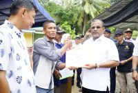 Bupati Karimun Aunur Rafiq serahkan bantuan  Motor Roda Tiga kepada perwakilan Kelompok Pertanian dan Peternakan di Buru. Foto: Humas Pemkab Karimun