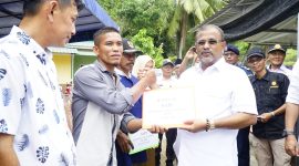 Bupati Karimun Aunur Rafiq serahkan bantuan  Motor Roda Tiga kepada perwakilan Kelompok Pertanian dan Peternakan di Buru. Foto: Humas Pemkab Karimun
