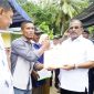 Bupati Karimun Aunur Rafiq serahkan bantuan  Motor Roda Tiga kepada perwakilan Kelompok Pertanian dan Peternakan di Buru. Foto: Humas Pemkab Karimun