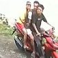Tangkapan layar tiga orang pemuda yang diduga meresahkan warga Bukit Tiung. Foto: Istimewa
