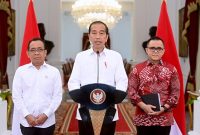 Presiden Republik Indonesia Joko Widodo didampingi Menteri Sekretaris Negara Pratikno dan Menteri Pendayagunaan Aparatur Negara dan Reformasi Birokrasi (PANRB) Abdullah Azwar Anas saat memberikan keterangan pers, di Istana Negara, Jumat (05/01). Foto: Humas Kemenpan RB
