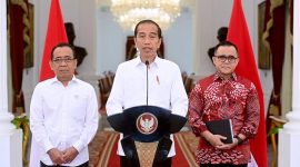 Presiden Republik Indonesia Joko Widodo didampingi Menteri Sekretaris Negara Pratikno dan Menteri Pendayagunaan Aparatur Negara dan Reformasi Birokrasi (PANRB) Abdullah Azwar Anas saat memberikan keterangan pers, di Istana Negara, Jumat (05/01). Foto: Humas Kemenpan RB