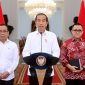 Presiden Republik Indonesia Joko Widodo didampingi Menteri Sekretaris Negara Pratikno dan Menteri Pendayagunaan Aparatur Negara dan Reformasi Birokrasi (PANRB) Abdullah Azwar Anas saat memberikan keterangan pers, di Istana Negara, Jumat (05/01). Foto: Humas Kemenpan RB