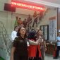 Bendahara KONI Karimun berinisial R mengacungkan jempol kepada wartawan saat digiring menuju mobil tahanan. Foto: KepriHeadline.id