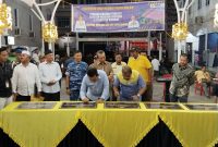 Gubernur Ansar Ahmad bersama Bupati Karimun Aunur Rafiq meresmikan Pasar Malam Tanjungbalai Karimun. Foto: KepriHeadline.id 