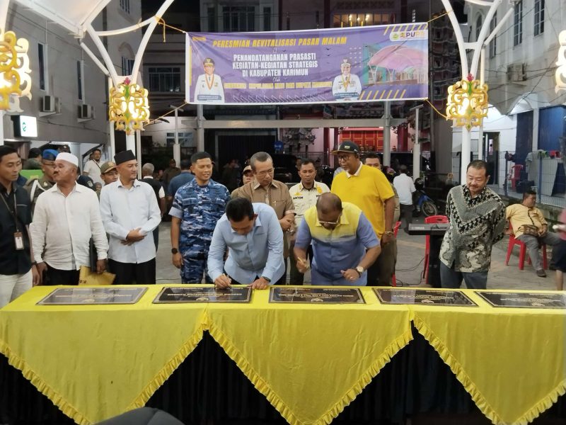 Gubernur Ansar Ahmad bersama Bupati Karimun Aunur Rafiq meresmikan Pasar Malam Tanjungbalai Karimun. Foto: KepriHeadline.id 