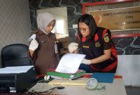 Jaksa memeriksa sejumlah dokumen di Kantor KONI Karimun. Foto: kepriheadline.id 