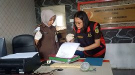 Jaksa memeriksa sejumlah dokumen di Kantor KONI Karimun. Foto: kepriheadline.id 