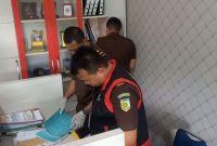 Jaksa menggeledah beberapa lemari dokumen di Kantor KONI Kabupaten Karimun. Foto: Istimewa
