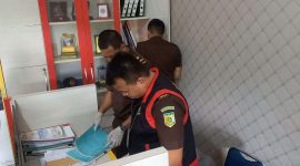 Jaksa menggeledah beberapa lemari dokumen di Kantor KONI Kabupaten Karimun. Foto: Istimewa