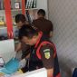Jaksa menggeledah beberapa lemari dokumen di Kantor KONI Kabupaten Karimun. Foto: Istimewa
