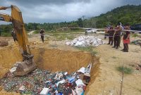 Kajari Karimun mengawasi pemusnahan barang bukti berupa MMEA di TPA Smemal Karimun. Foto: KepriHeadline.id 