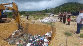 Kajari Karimun mengawasi pemusnahan barang bukti berupa MMEA di TPA Smemal Karimun. Foto: KepriHeadline.id 