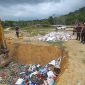 Kajari Karimun mengawasi pemusnahan barang bukti berupa MMEA di TPA Smemal Karimun. Foto: KepriHeadline.id 
