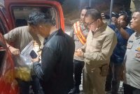 Kapolres Karimun AKBP Fadli Agus melihat barang bukti yang ditemukan disekitar jasad korban bunuh diri. Foto: kepriHeadline.id