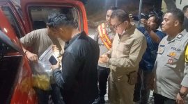 Kapolres Karimun AKBP Fadli Agus melihat barang bukti yang ditemukan disekitar jasad korban bunuh diri. Foto: kepriHeadline.id