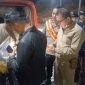 Kapolres Karimun AKBP Fadli Agus melihat barang bukti yang ditemukan disekitar jasad korban bunuh diri. Foto: kepriHeadline.id