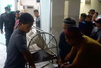 Jasad Korban dibawa menuju ambulan untuk dipulangkan ke rumah duka. Foto: KepriHeadline.id 