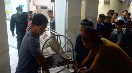 Jasad Korban dibawa menuju ambulan untuk dipulangkan ke rumah duka. Foto: KepriHeadline.id 