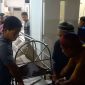 Jasad Korban dibawa menuju ambulan untuk dipulangkan ke rumah duka. Foto: KepriHeadline.id 