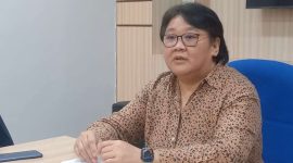 Direktur Utama RSUD Muhammad Sani, dr Rosdiana Lazuardi memberikan keterangan resmi terkait pegawainya yang tewas gantung diri, Sabtu, 20 Januari 2023 kemarin. Foto: KepriHeadline.id
