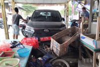 Mobil Plat Merah Seruduk pangkalan ojek di kawasan Pasar Teluk Uma. Foto: Istimewa