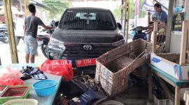 Mobil Plat Merah Seruduk pangkalan ojek di kawasan Pasar Teluk Uma. Foto: Istimewa