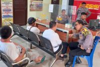 Polsek Tebing, Polres Karimun melakukan mediasi atas kasus kecelakaan Mobil Dinas Pemkab Karimun tabrak Pangkalan Ojek di Kelurahan Teluk Uma. Foto: Humas Polsek Tebing
