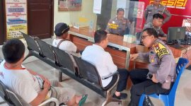 Polsek Tebing, Polres Karimun melakukan mediasi atas kasus kecelakaan Mobil Dinas Pemkab Karimun tabrak Pangkalan Ojek di Kelurahan Teluk Uma. Foto: Humas Polsek Tebing