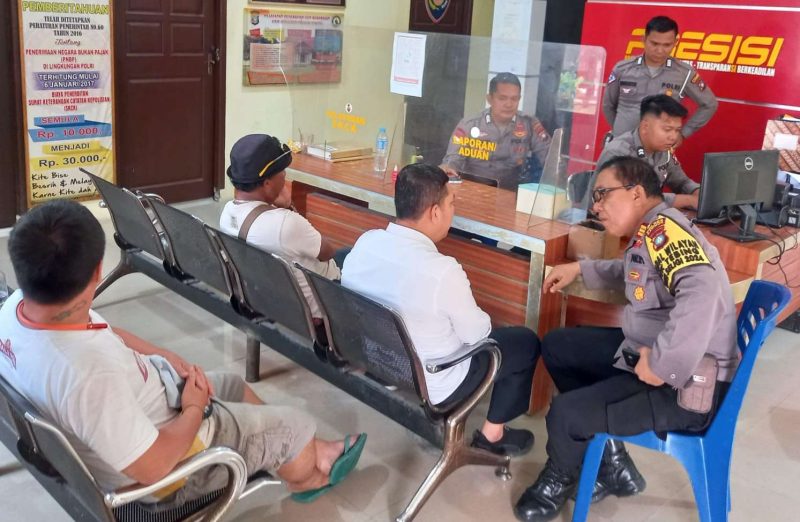 Polsek Tebing, Polres Karimun melakukan mediasi atas kasus kecelakaan Mobil Dinas Pemkab Karimun tabrak Pangkalan Ojek di Kelurahan Teluk Uma. Foto: Humas Polsek Tebing