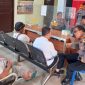 Polsek Tebing, Polres Karimun melakukan mediasi atas kasus kecelakaan Mobil Dinas Pemkab Karimun tabrak Pangkalan Ojek di Kelurahan Teluk Uma. Foto: Humas Polsek Tebing