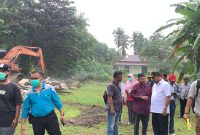Bupati Karimun Aunur Rafiq meninjauan lahan untuk gedung rawat inap RSUD Tanjungbatu. Foto: KepriHeadline.id 