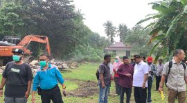 Bupati Karimun Aunur Rafiq meninjauan lahan untuk gedung rawat inap RSUD Tanjungbatu. Foto: KepriHeadline.id 