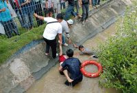 Proses evakuasi seorang wanita yang terjatuh di Pelabuhan Bongkar Muat Tanjungbatu. Foto: Istimewa/Polsek Kundur