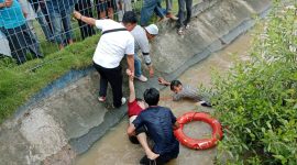 Proses evakuasi seorang wanita yang terjatuh di Pelabuhan Bongkar Muat Tanjungbatu. Foto: Istimewa/Polsek Kundur