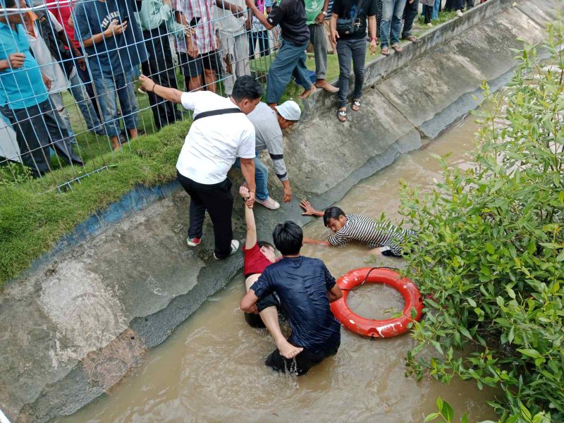 Proses evakuasi seorang wanita yang terjatuh di Pelabuhan Bongkar Muat Tanjungbatu. Foto: Istimewa/Polsek Kundur