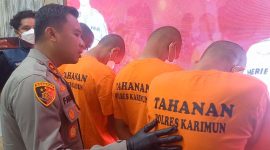 Kapolres Karimun AKBP Fadli Agus mewawancara tersangka Fr saat konferensi Pers di Mapolres Karimun. Foto: KepriHeadline.id 